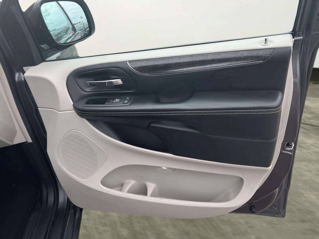 Used 2016 Chrysler Town & Country Touring-L FWD image 7