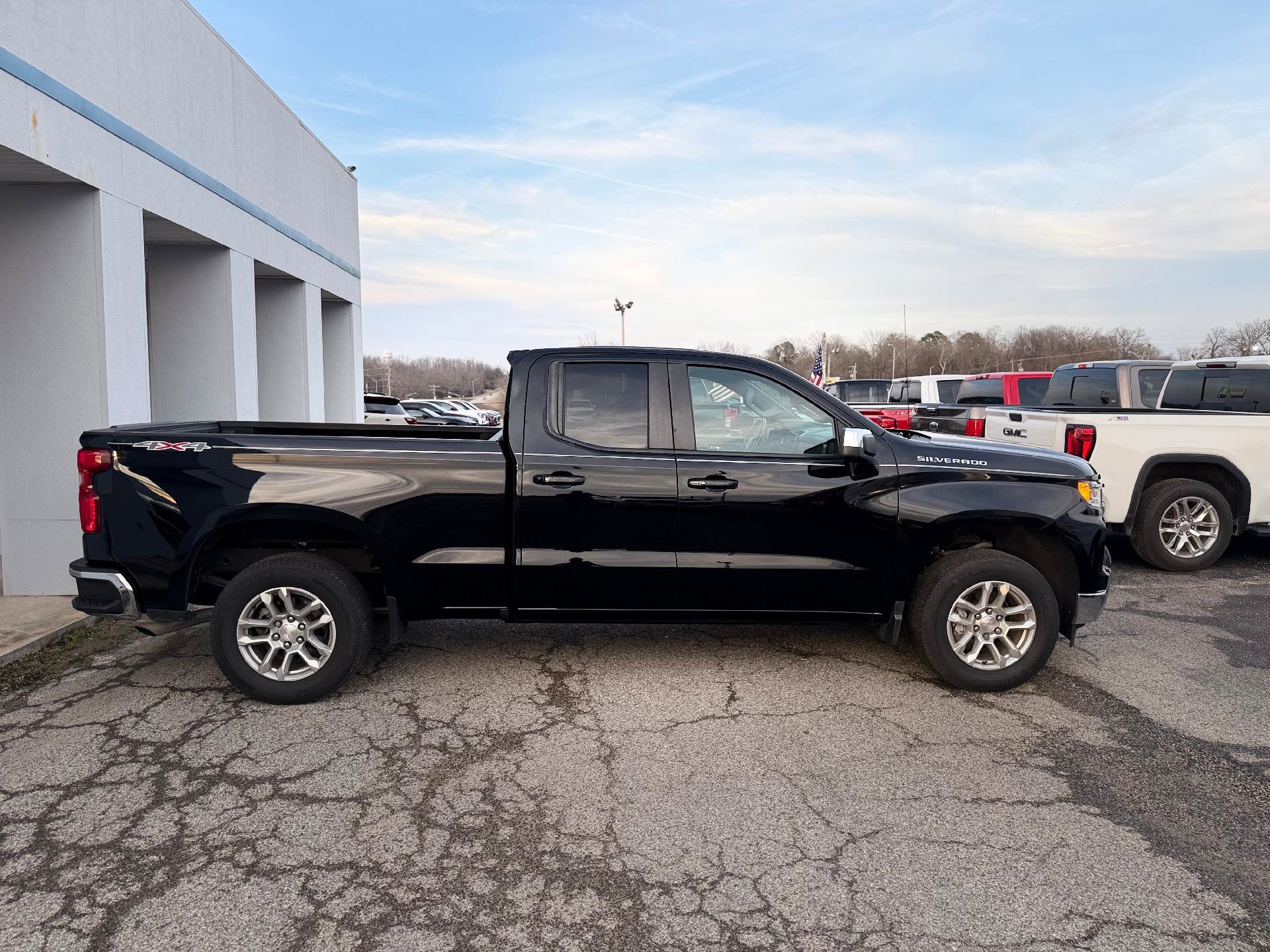 Used 2022 Chevrolet Silverado 1500 LT AWD/4WD image 2