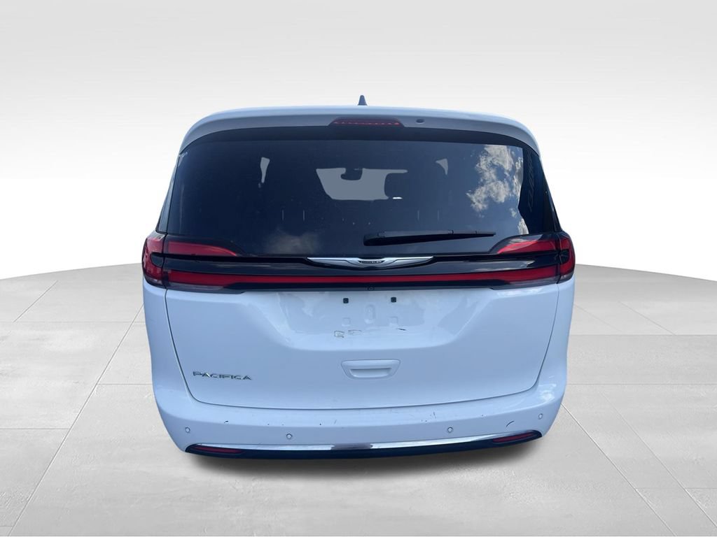 Used 2023 Chrysler Pacifica Touring FWD image 10
