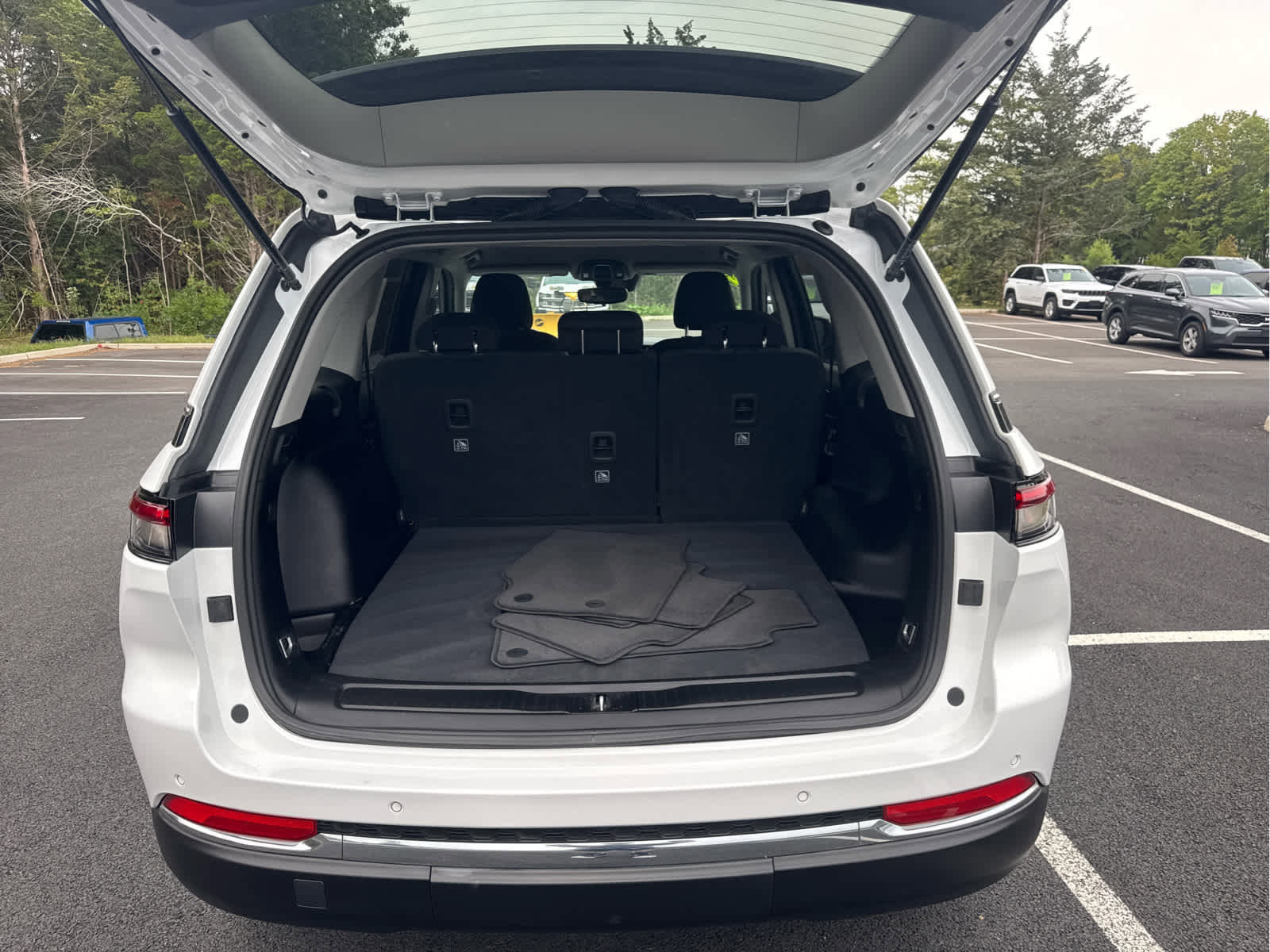 Certified 2023 Jeep Grand Cherokee Laredo image 13