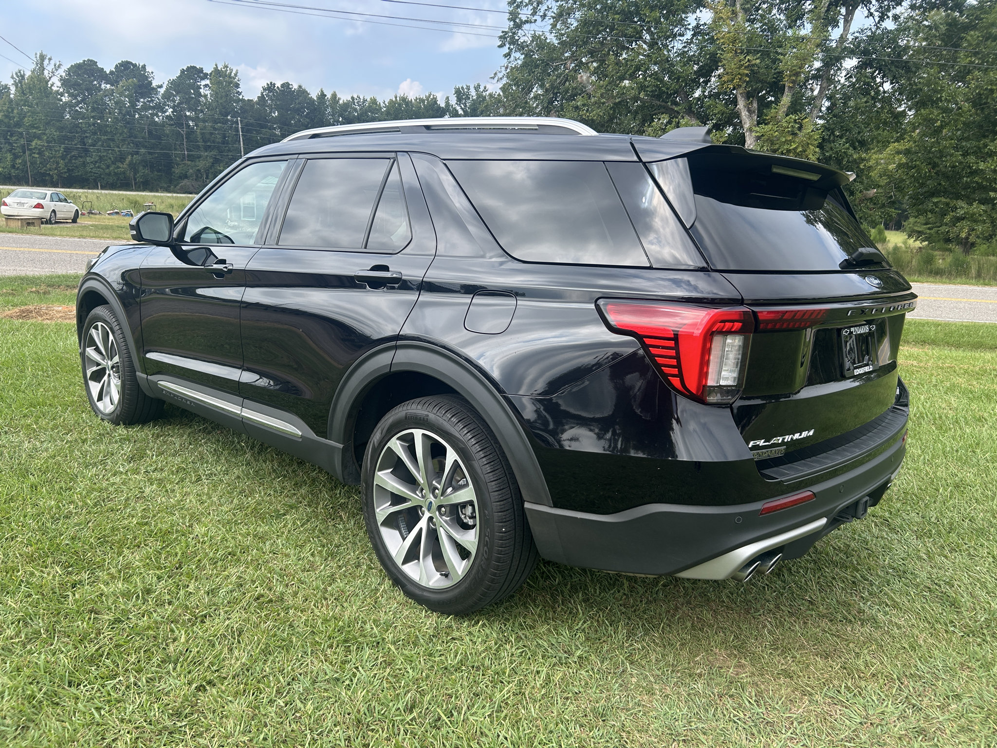 Used 2025 Ford Explorer Platinum w/ Ultimate Package AWD/4WD image 13