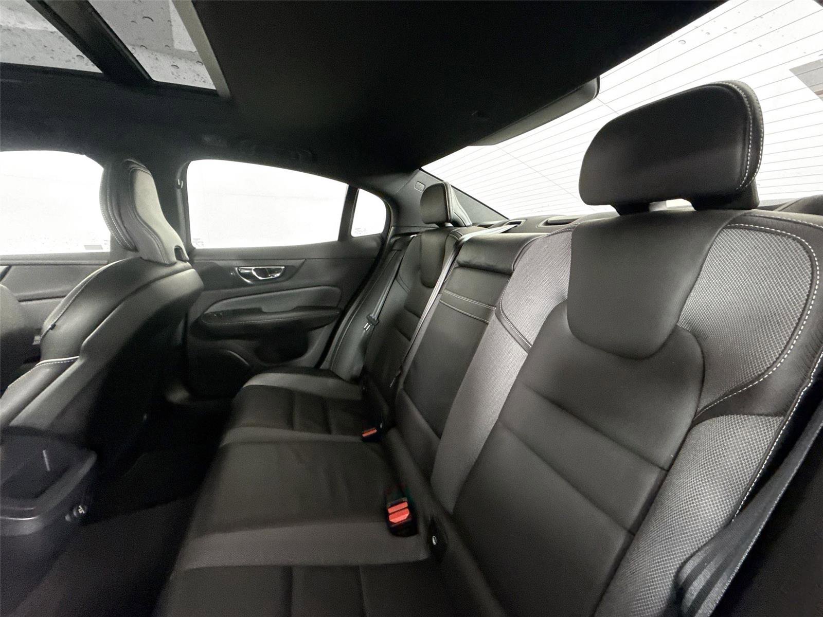 Used 2019 Volvo S60 T5 R-Design image 32