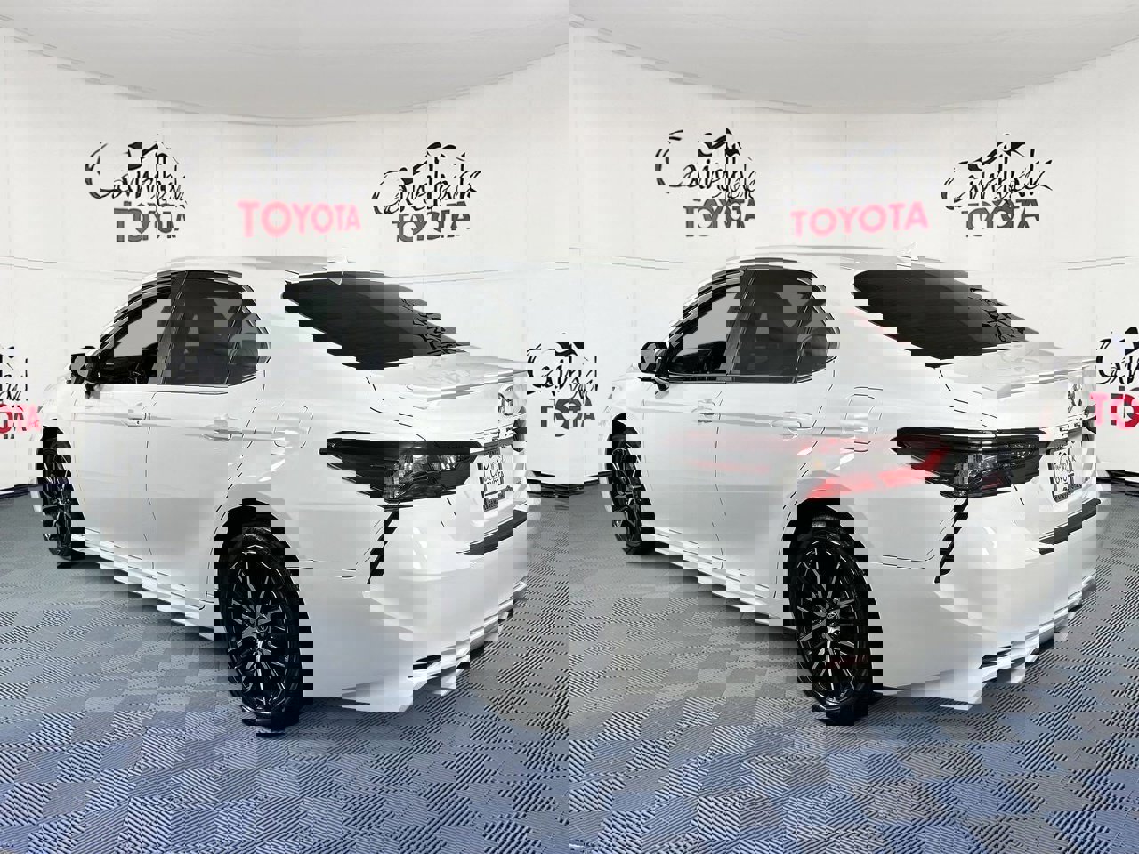 Used 2023 Toyota Camry SE image 6