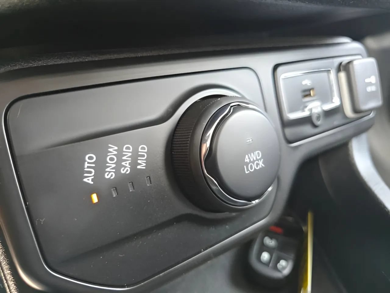 Used 2019 Jeep Renegade Latitude w/ Cold Weather Group AWD/4WD image 28