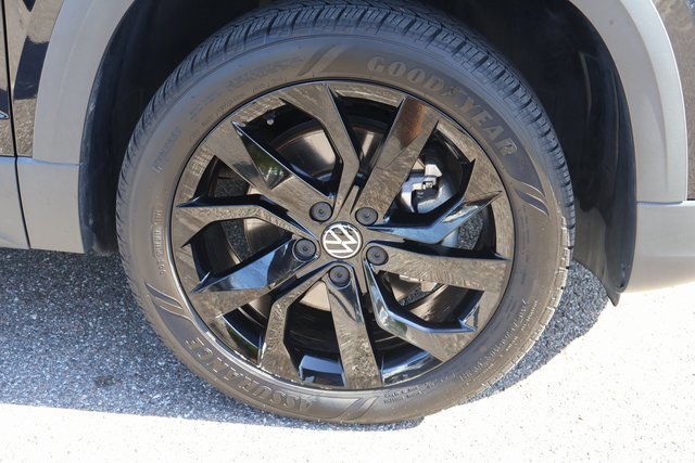 Certified 2023 Volkswagen Taos SE w/ Black Wheel Package image 9