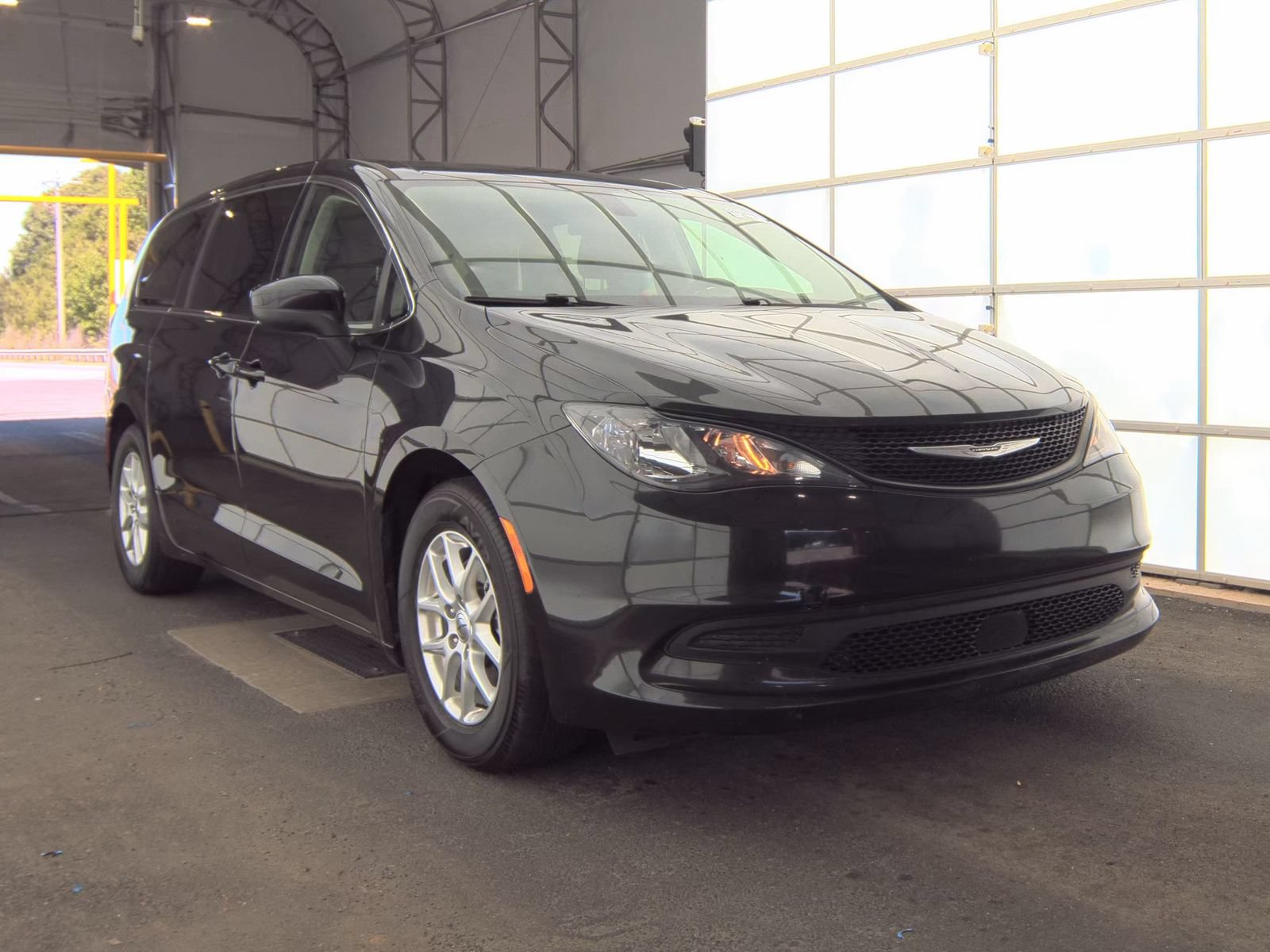 Used 2022 Chrysler Voyager LX FWD image 2