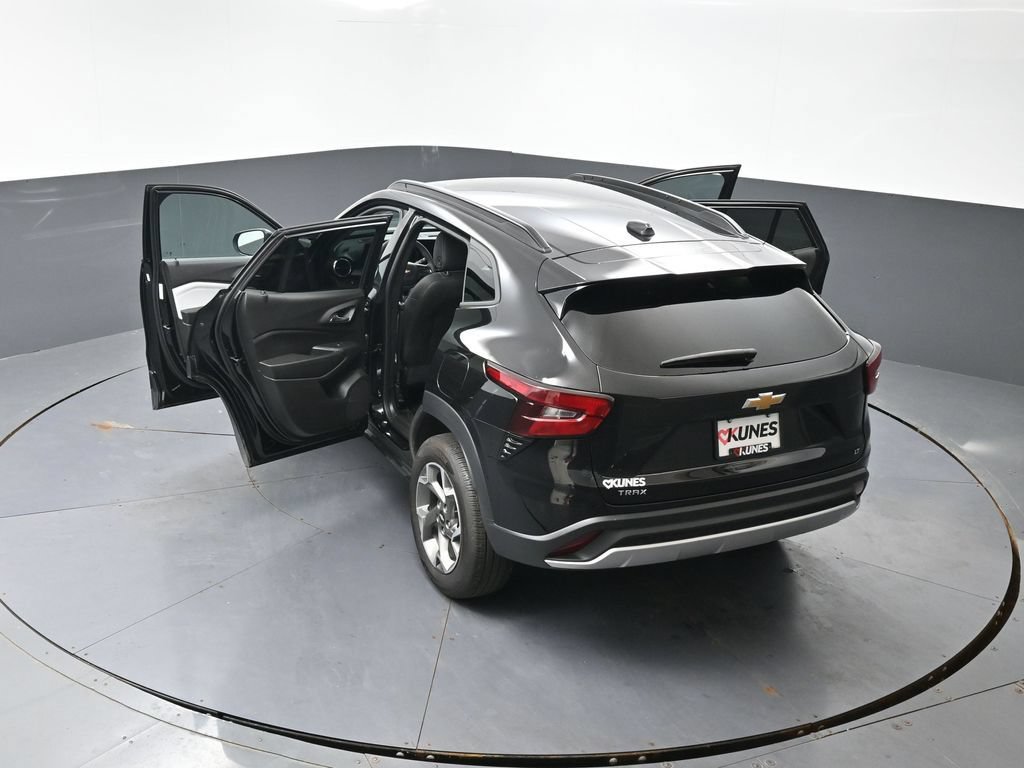 Used 2025 Chevrolet Trax LT FWD image 61