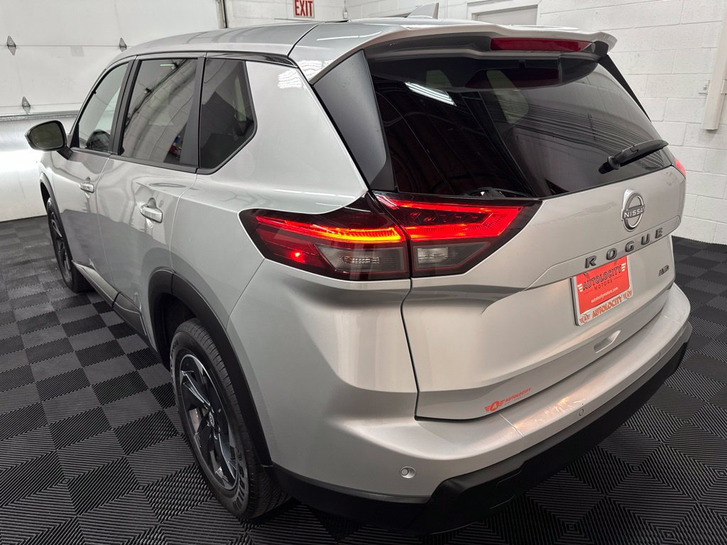 Used 2025 Nissan Rogue SV AWD/4WD image 7