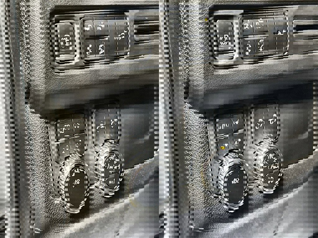 Used 2022 GMC Yukon XL AT4 image 16