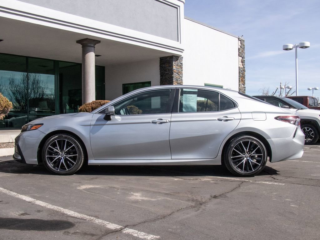 Used 2023 Toyota Camry SE FWD image 4