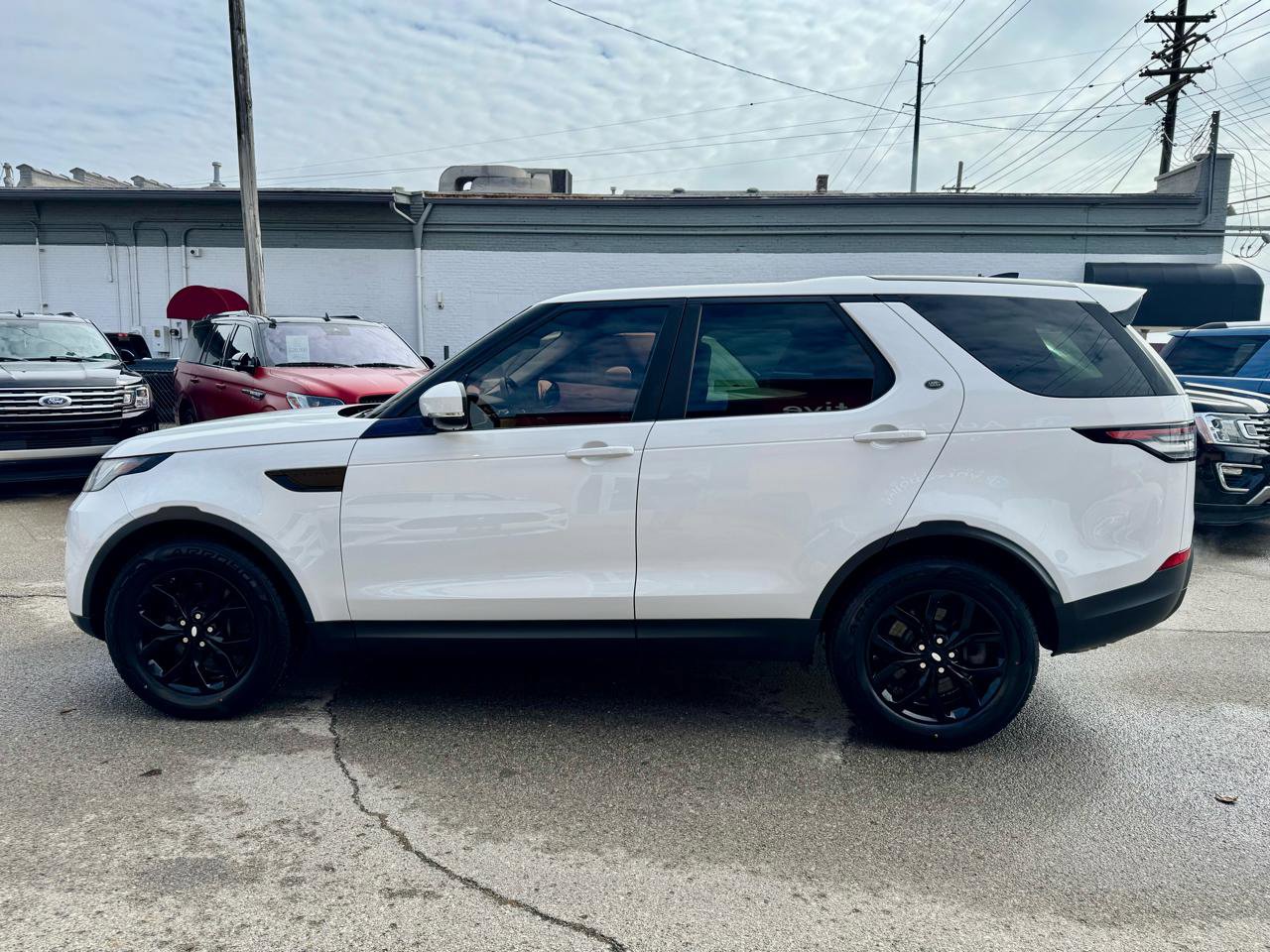 Used 2017 Land Rover Discovery SE image 7