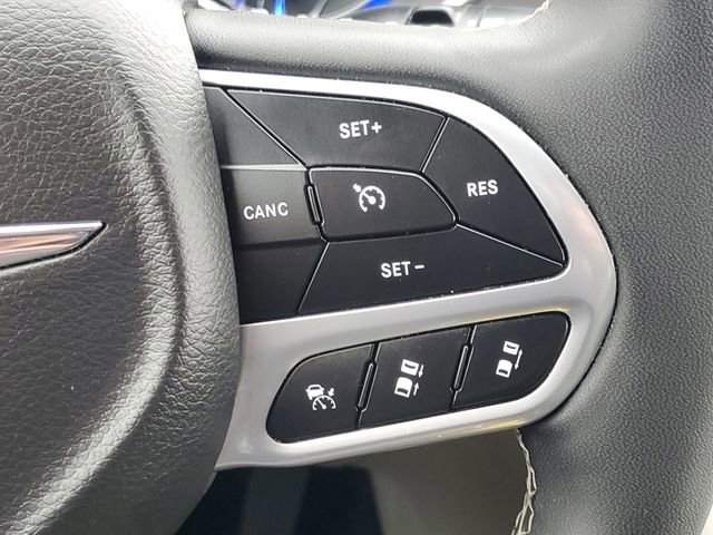 Used 2024 Chrysler Pacifica Touring-L FWD image 16