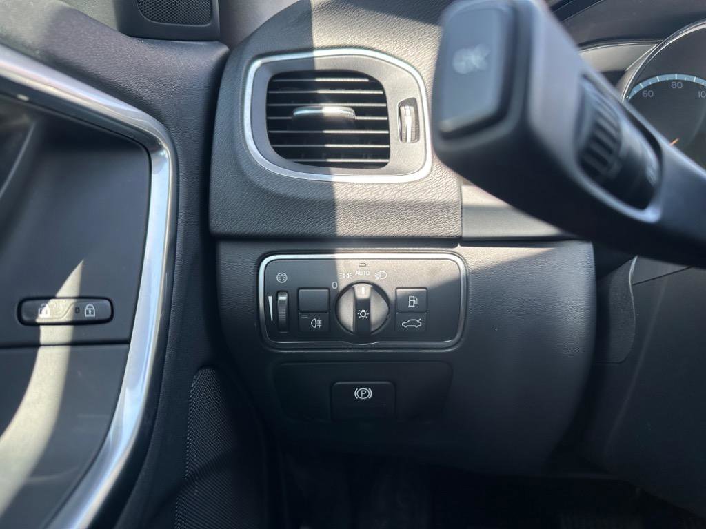 Used 2016 Volvo V60 T5 Cross Country image 10