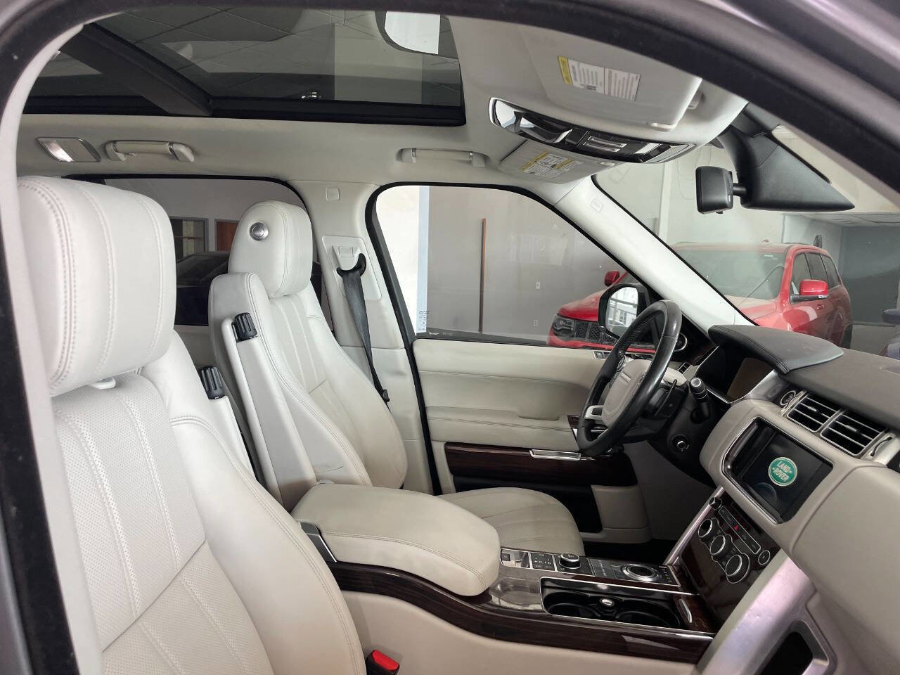 Used 2015 Land Rover Range Rover HSE image 29