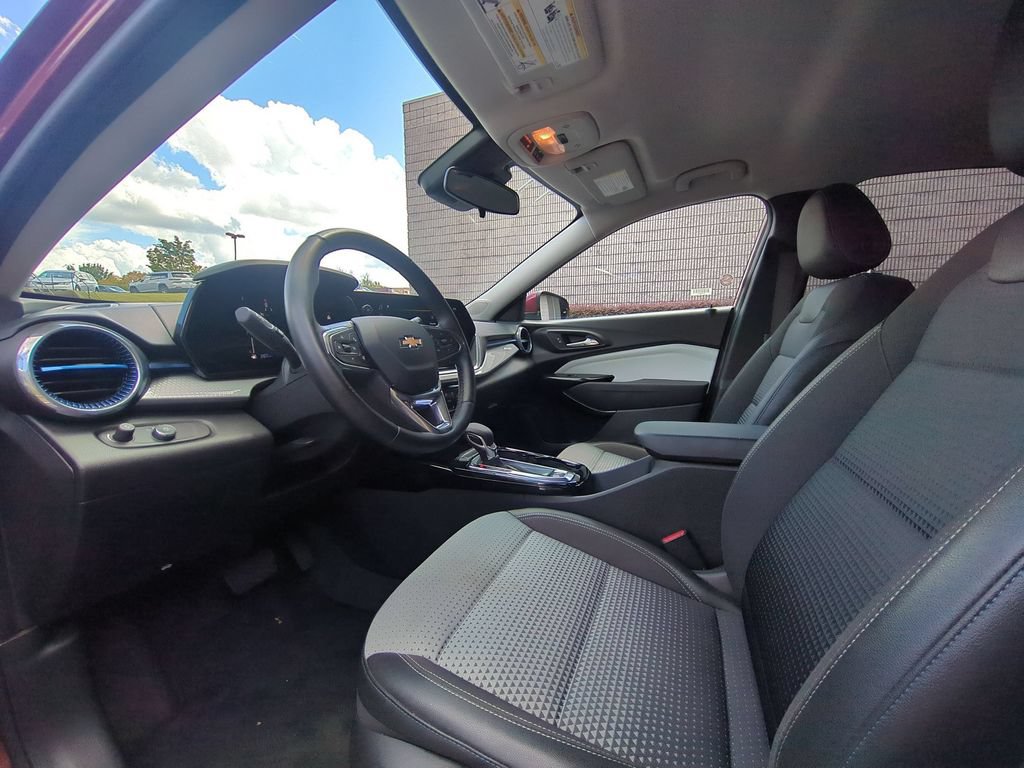 Used 2025 Chevrolet Trax LT w/ LT Convenience Package FWD image 15