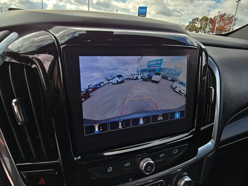 Used 2023 Chevrolet Traverse LT w/ Rear Camera Mirror Package image 30