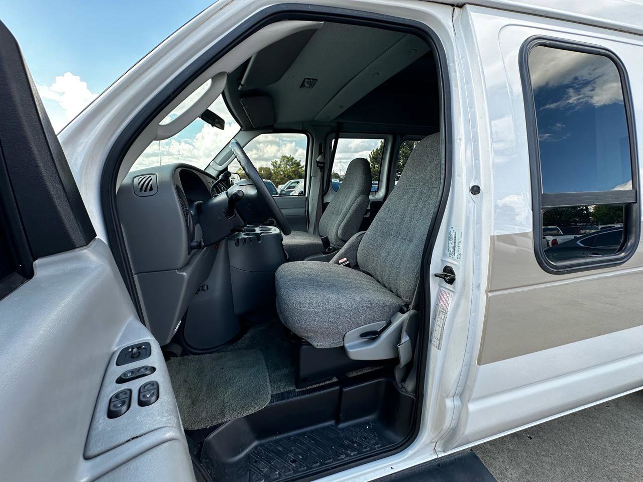 Used 2004 Ford E-250 and Econoline 250 Extended RWD image 17
