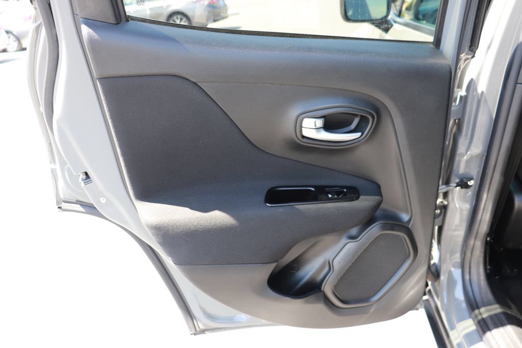 Used 2021 Jeep Renegade Latitude FWD image 12