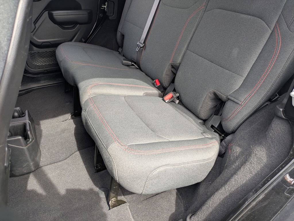 Used 2025 Jeep Wrangler Unlimited Rubicon w/ Convenience Group AWD/4WD image 27