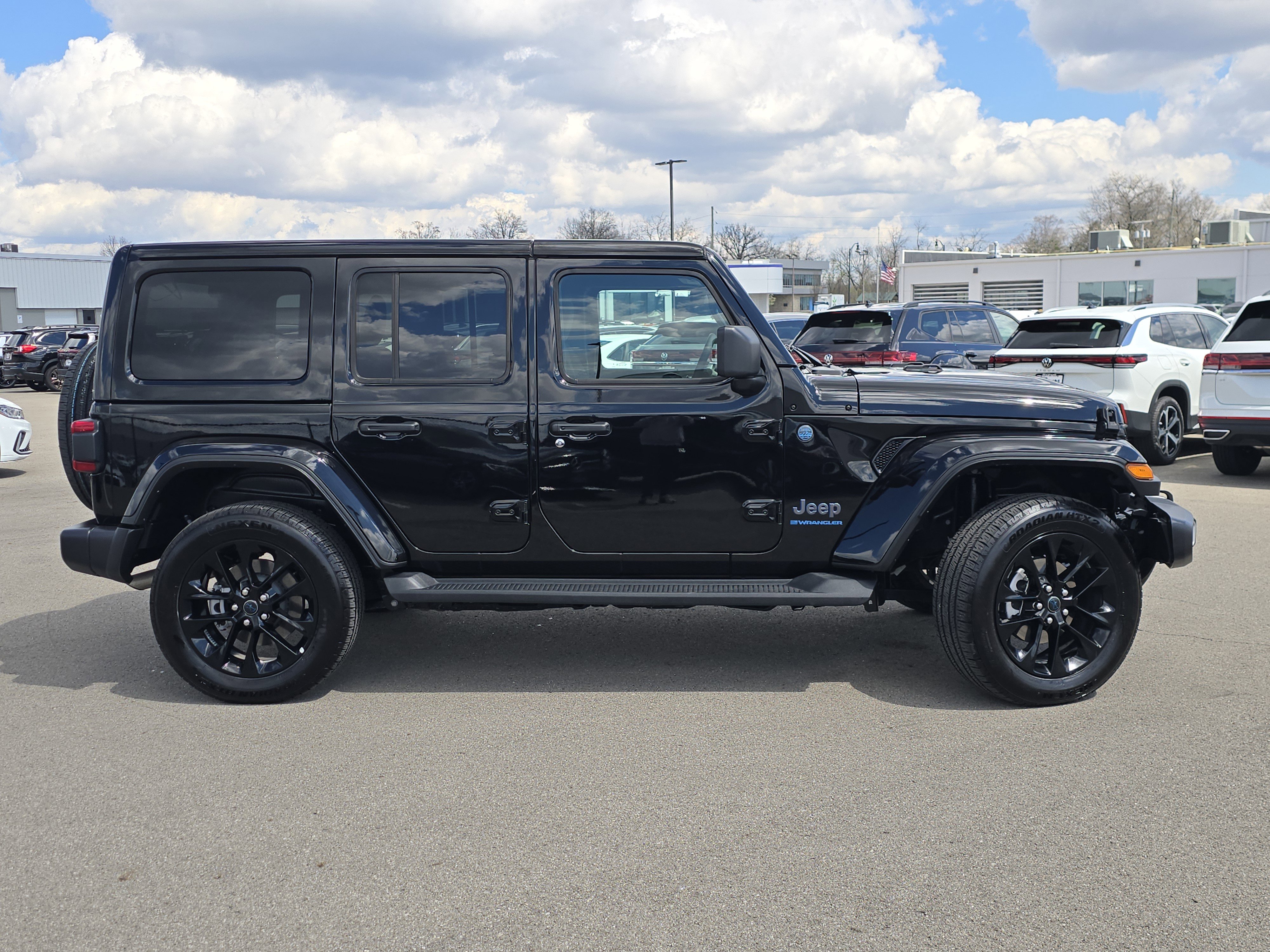 Used 2025 Jeep Wrangler Sahara image 8