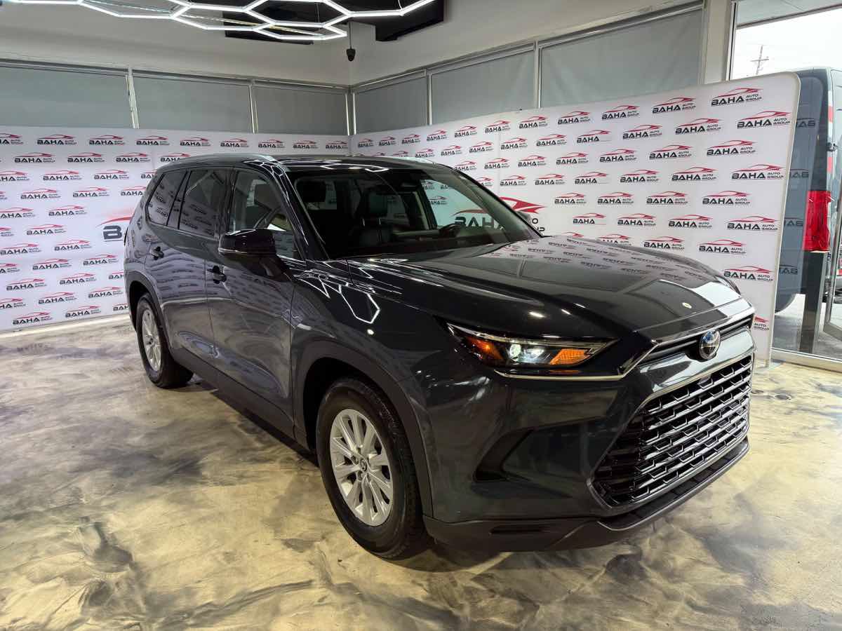 Used 2025 Toyota Grand Highlander AWD image 3