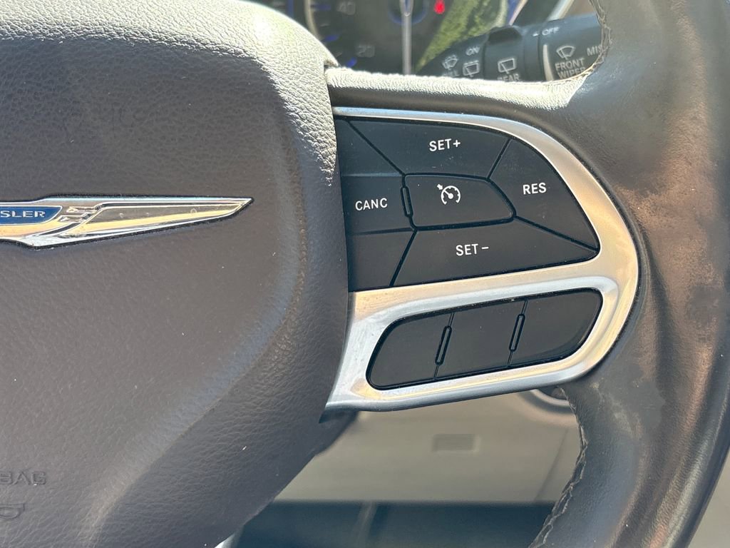 Used 2018 Chrysler Pacifica Touring-L FWD image 15