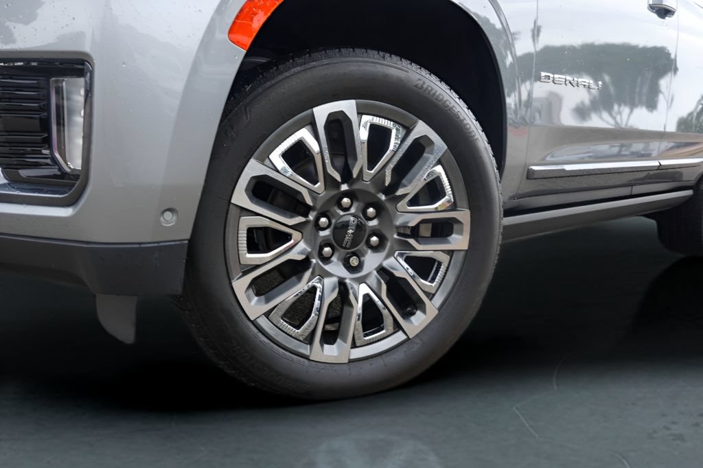 Used 2023 GMC Yukon Denali Ultimate AWD/4WD image 3