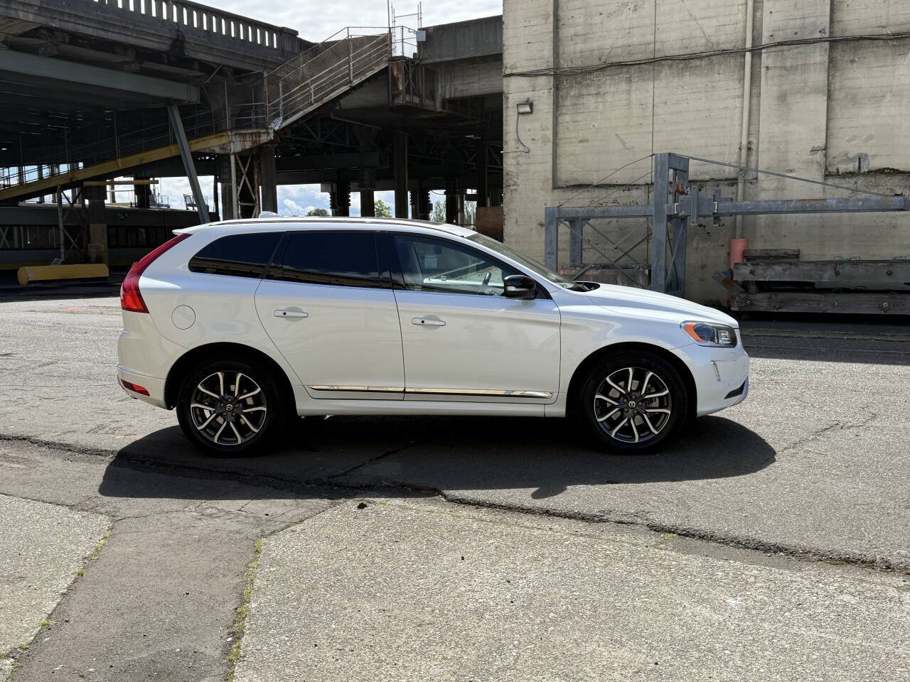 Used 2017 Volvo XC60 T6 Dynamic w/ Preferred Option Package AWD/4WD image 13