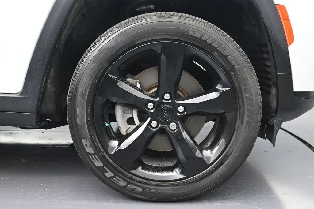 Used 2023 Jeep Grand Cherokee L Laredo RWD image 9