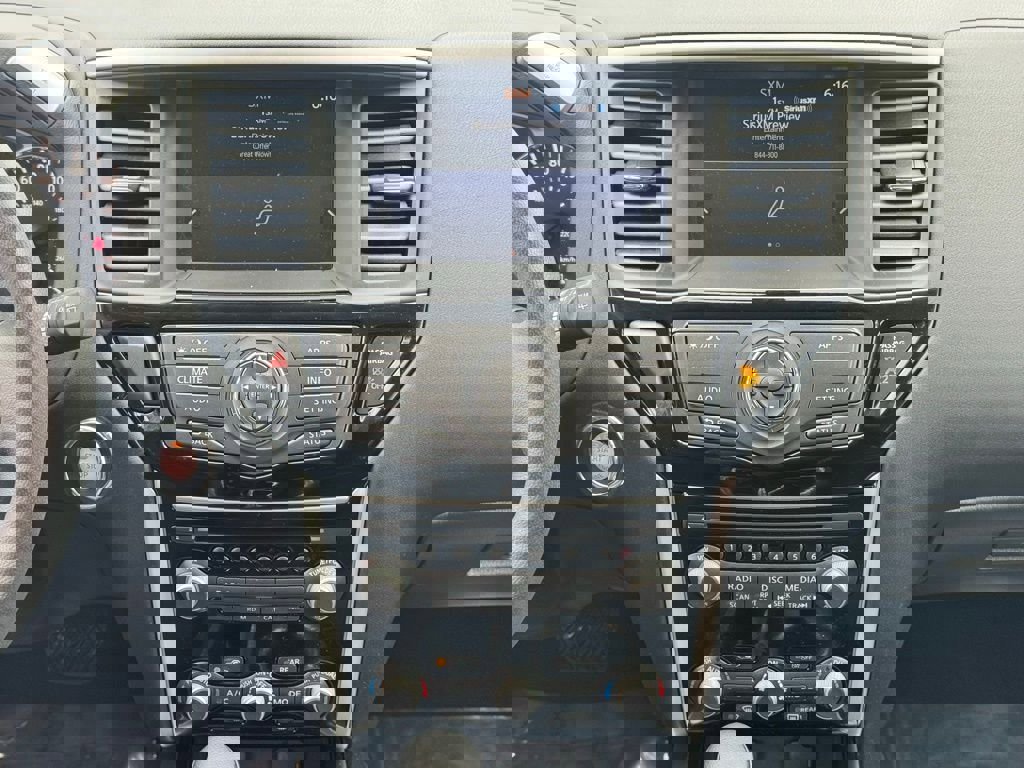 Used 2017 Nissan Pathfinder SV image 20