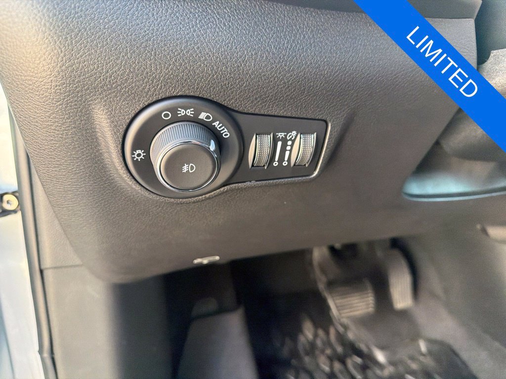 Used 2025 Jeep Compass Limited w/ Sun & Sound Group AWD/4WD image 11