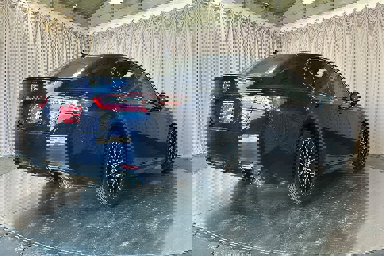 Used 2021 Toyota Camry SE image 3