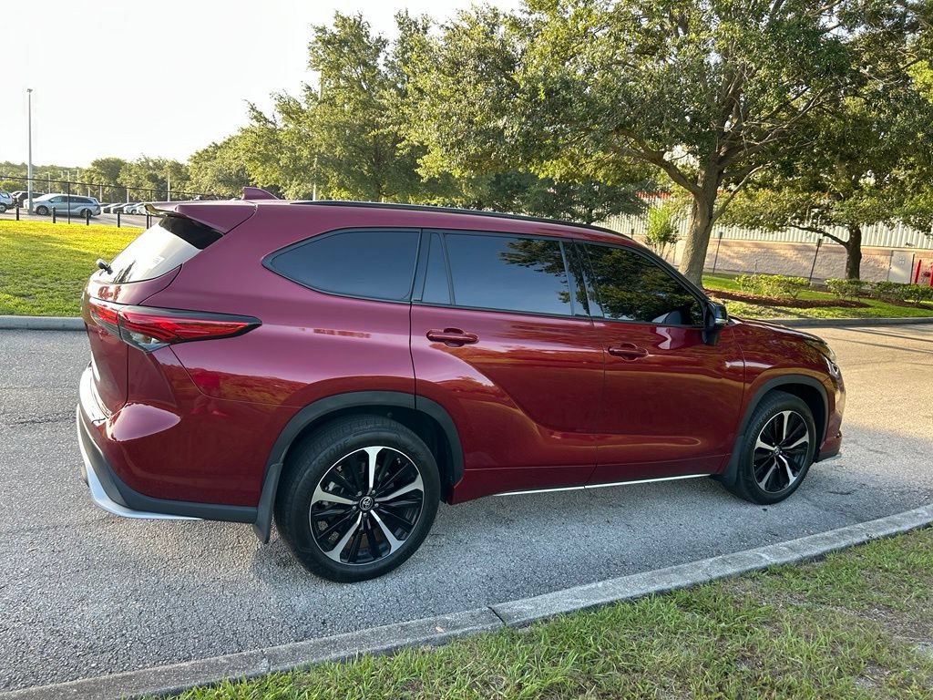 Used 2022 Toyota Highlander XSE FWD image 6