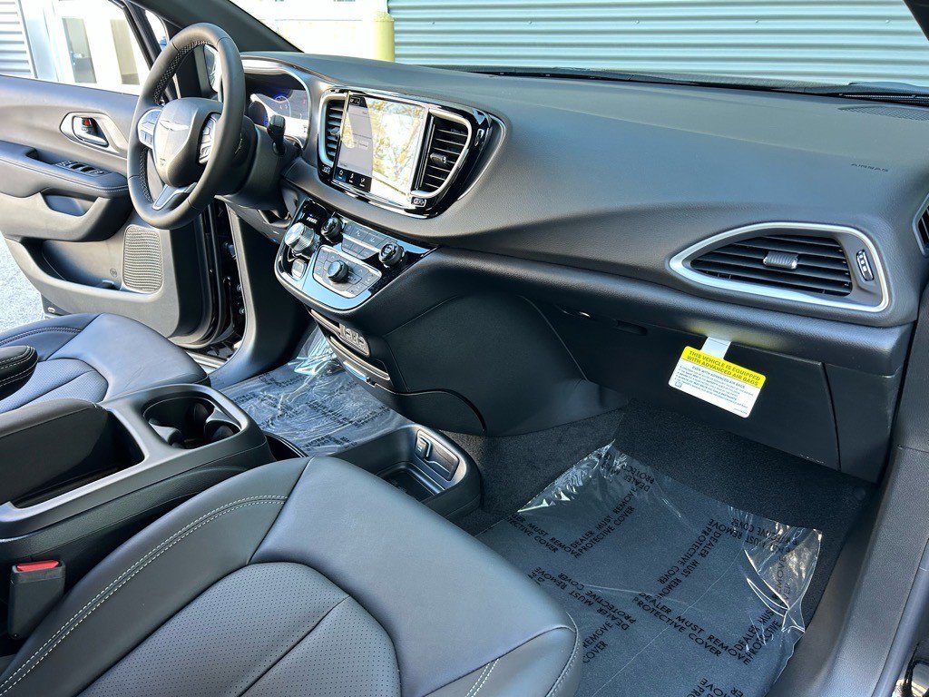 New 2025 Chrysler Voyager LX image 40