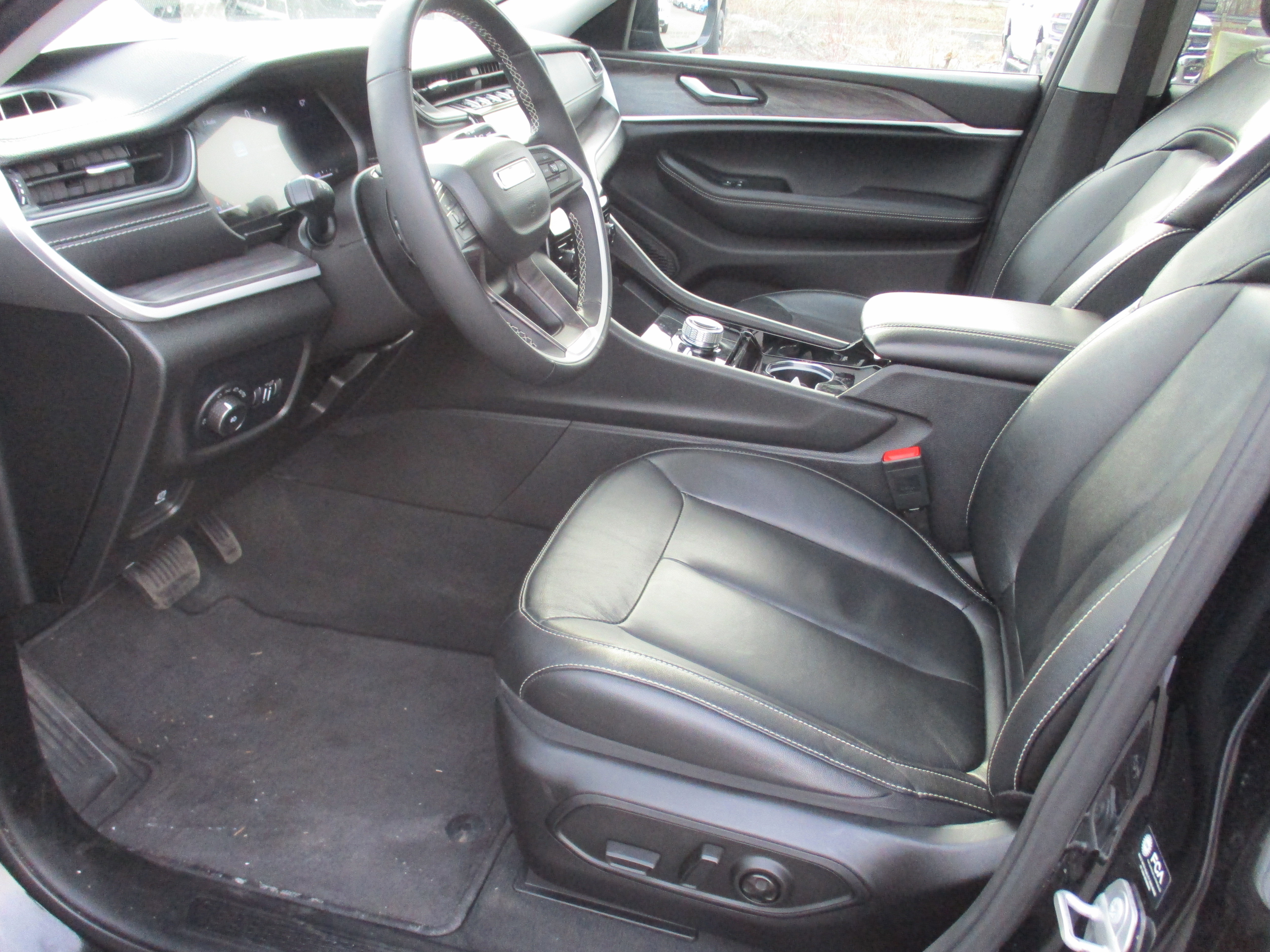 Certified 2023 Jeep Grand Cherokee Limited w/ Black Appearance Package AWD/4WD image 12