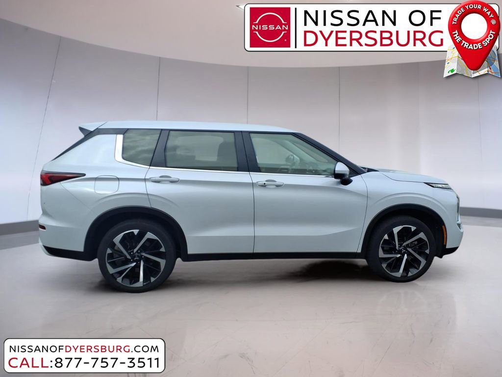 Used 2024 Mitsubishi Outlander SE Black Edition image 2