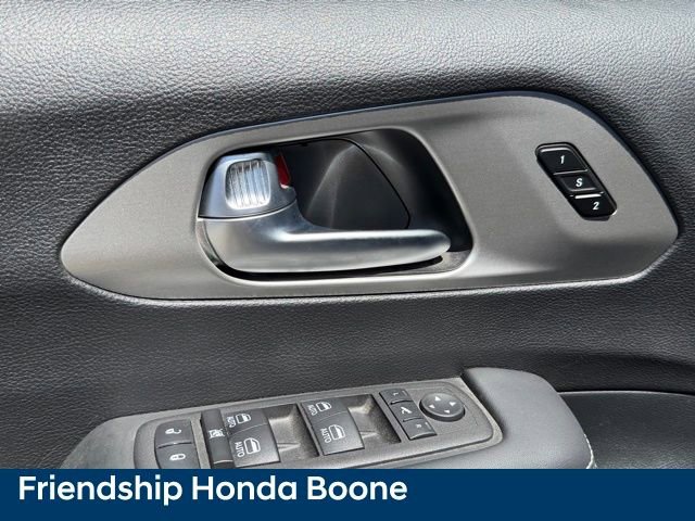 Used 2023 Chrysler Pacifica Limited w/ Uconnect Theater Family Group image 15