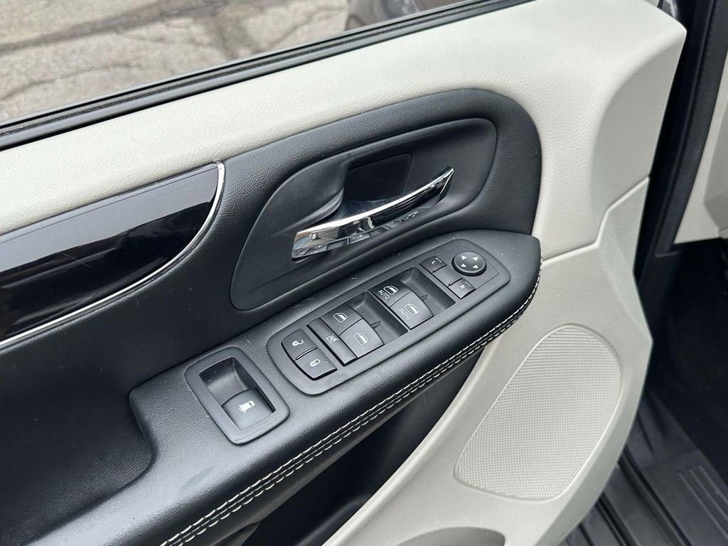 Used 2019 Dodge Grand Caravan SXT image 18