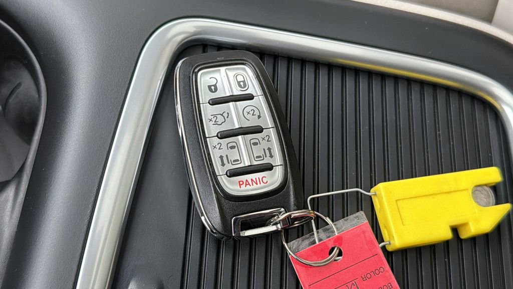 Used 2017 Chrysler Pacifica Limited FWD image 35