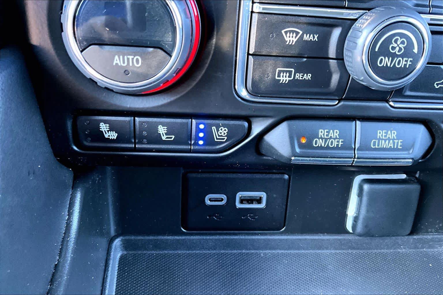 Used 2023 Chevrolet Tahoe Premier AWD/4WD image 34