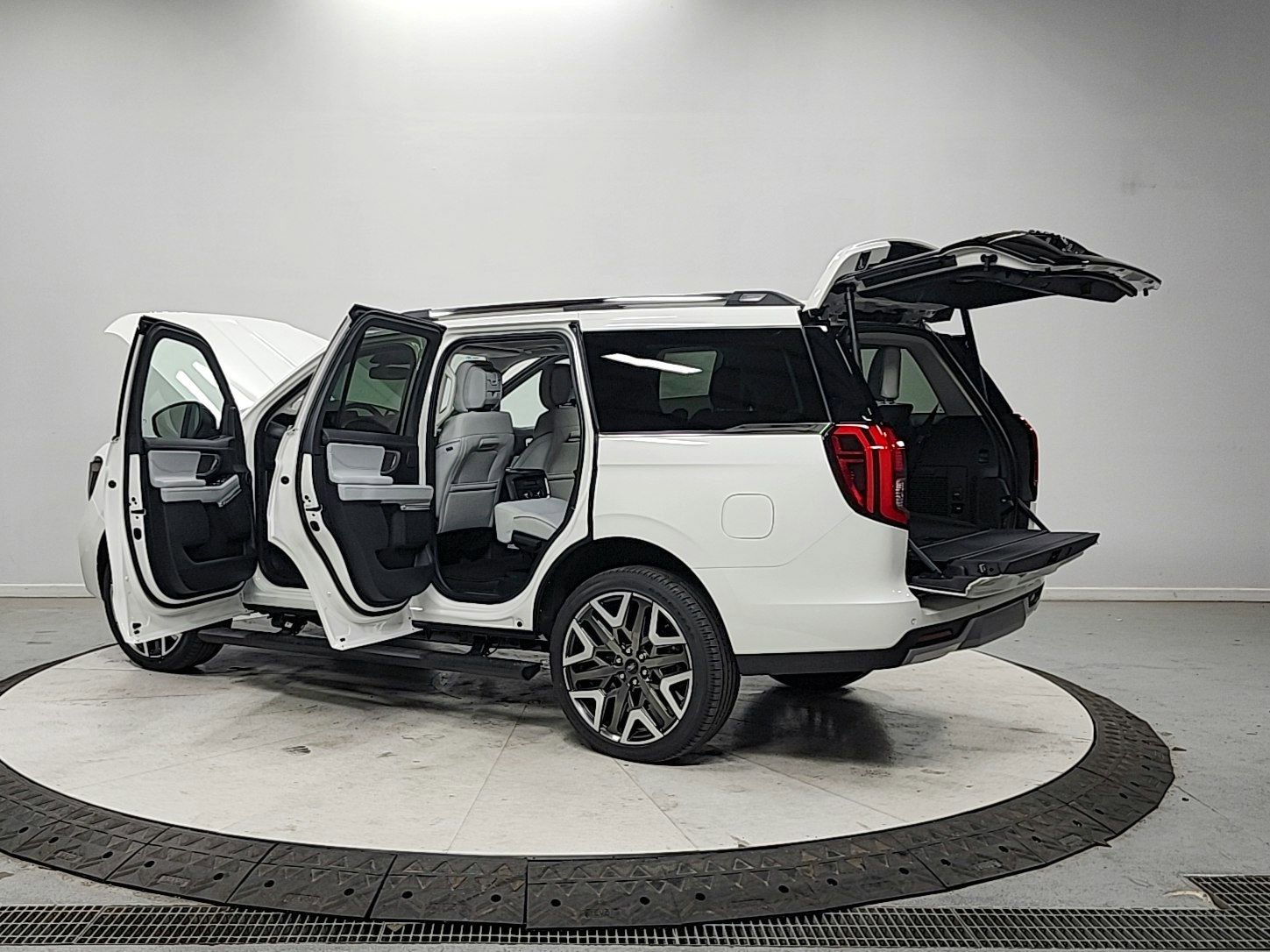 New 2026 Ford Expedition Platinum image 13
