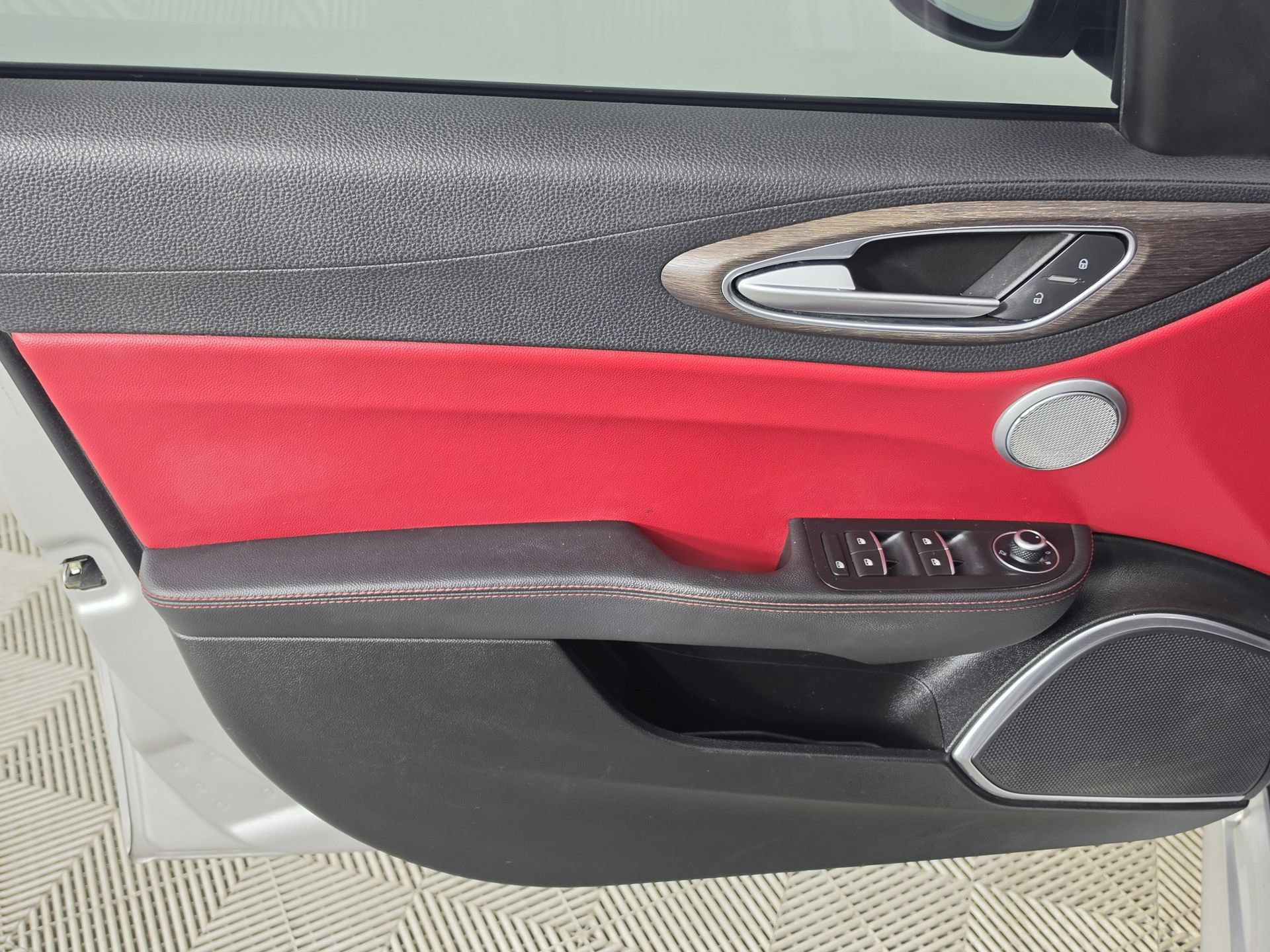 Used 2020 Alfa Romeo Giulia Ti w/ Nero Edizione RWD image 17