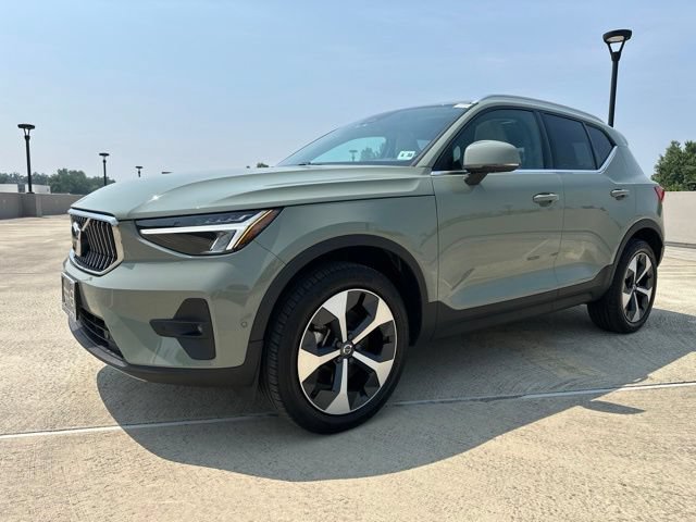 Certified 2025 Volvo XC40 B5 Plus AWD/4WD image 4