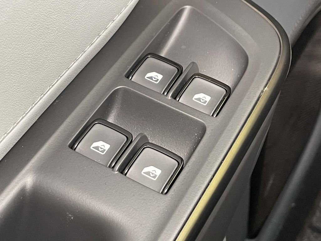 Used 2025 Rivian R1S Premium AWD/4WD image 37