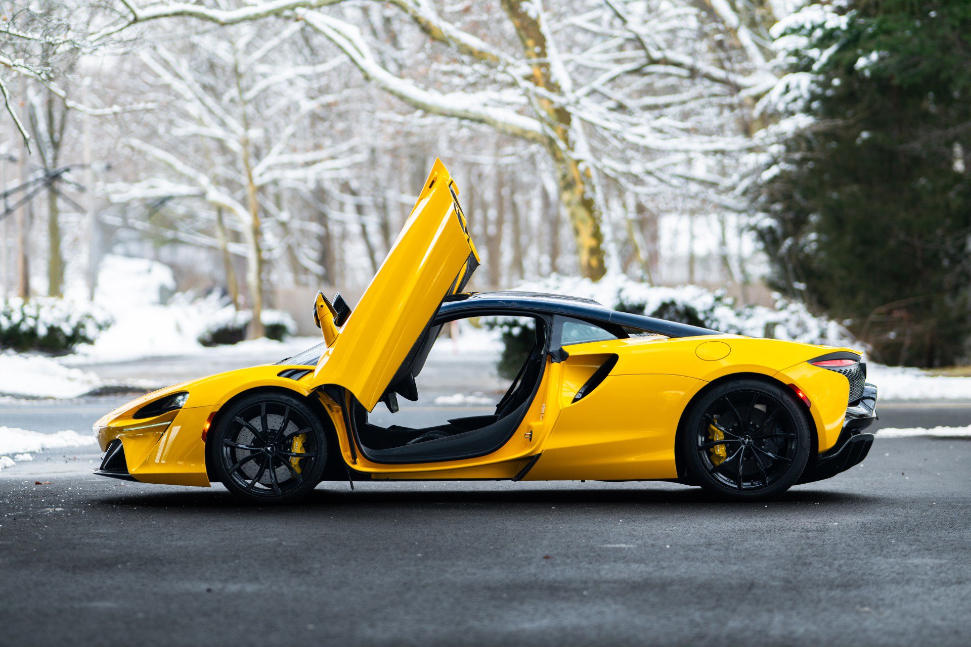 Used 2024 McLaren Artura RWD image 40