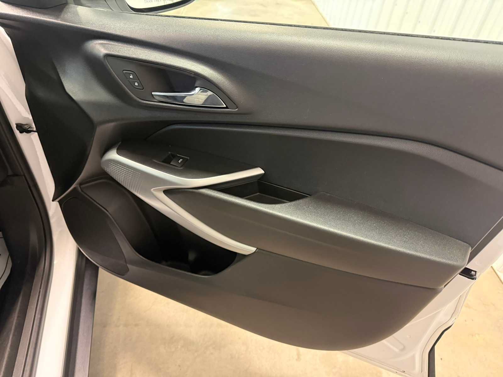 Used 2024 Chevrolet Trax RS FWD image 27
