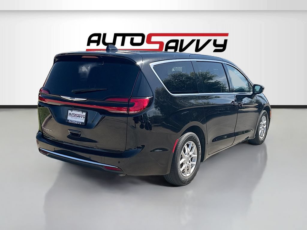 Used 2024 Chrysler Pacifica Touring-L FWD image 7
