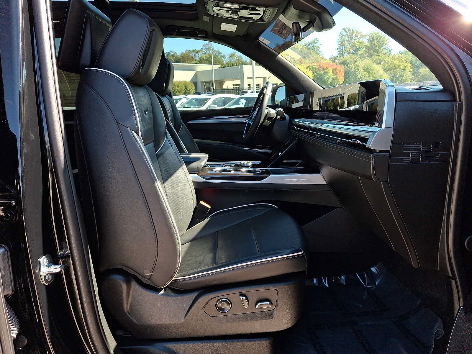 Certified 2025 Cadillac Escalade Premium Luxury w/ Touring Package AWD/4WD image 19