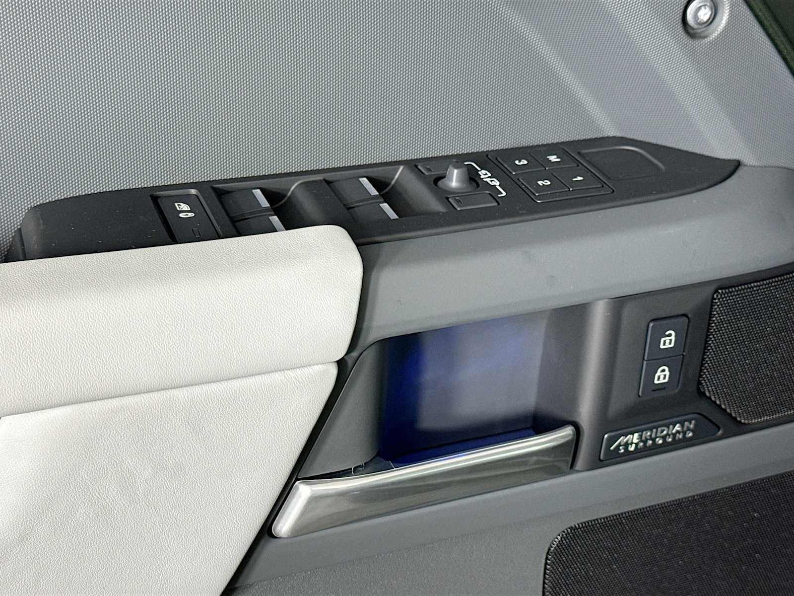 New 2026 Land Rover Defender 110 X-Dynamic SE AWD/4WD image 19