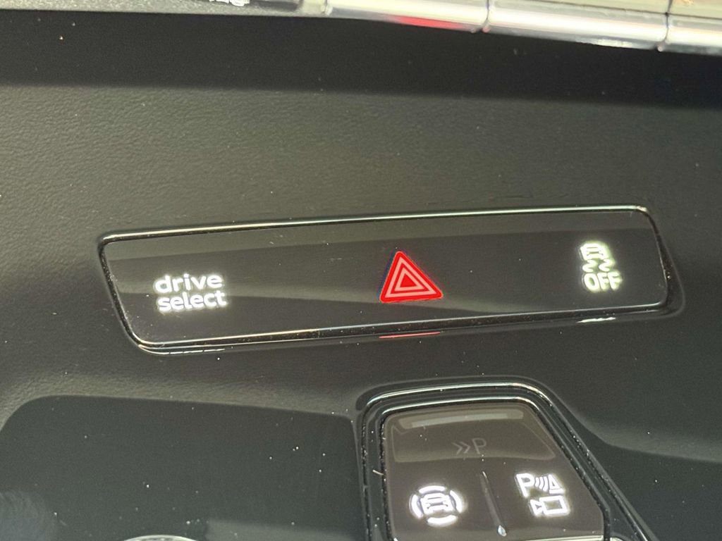 Used 2024 Audi Q4 e-tron Prestige image 25